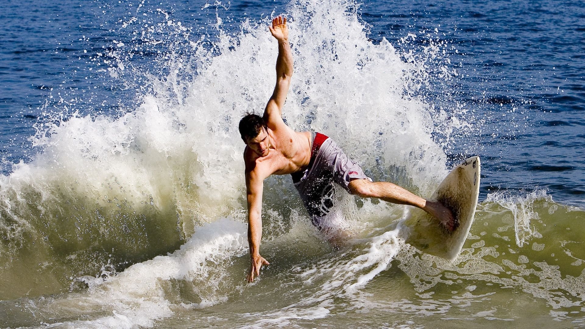 “飞盘争夺:三叉湖田径场迎来世界级飞盘竞技盛宴”